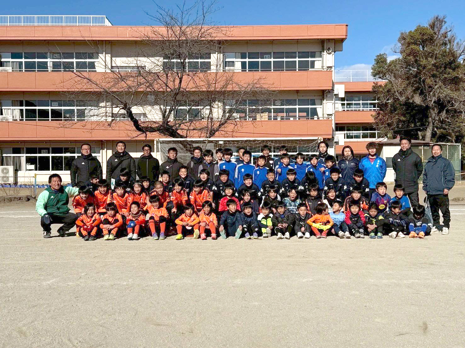 憧れの先輩と初蹴り！笑顔あふれる「蹴り始め」